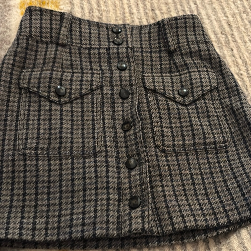 Sézane wool skirt, button front with 2 pockets that button. Size 38.